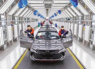 吉利汽車未來工廠湖州長興基地內,技術人員正在趕制汽車訂單產品。該基地是